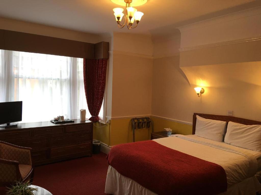 Grosvenor Hotel 3*
